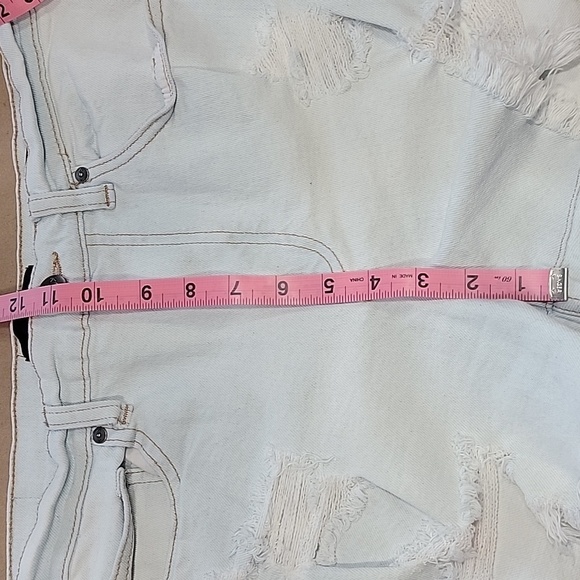 Kendall + Kylie Size 9/29 The Icon Short, Light Wash Denim Shorts - Picture 8 of 12